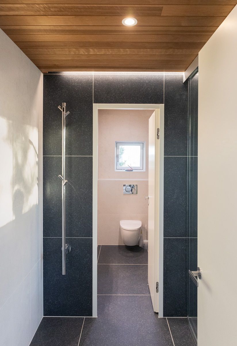 L'illuminazione del bagno è composta da diversi elementi, faretti incassati nel soffitto, strisce LED lungo il soffitto e illuminazione a specchio nelle toilette.